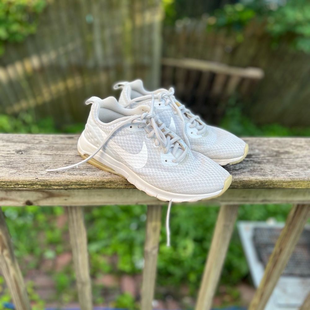 GUC Nike motion sneakers